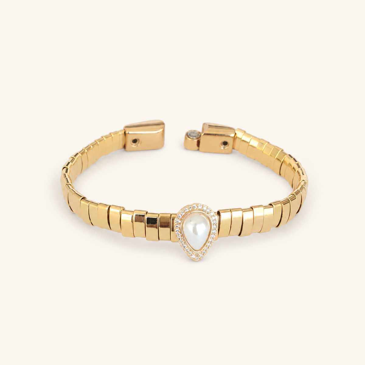 Bracelete dourado de canutilhos e gota pérola