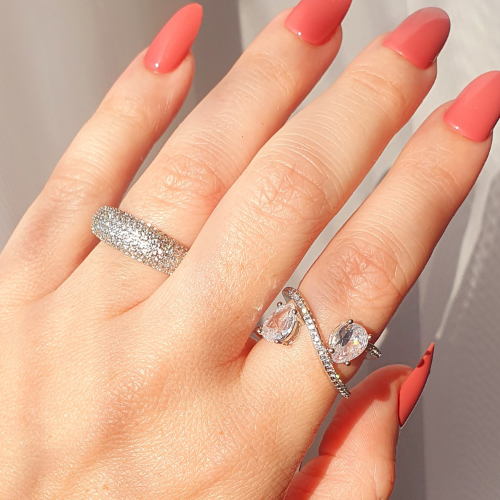 Anel cruzado gotas em ródio branco cravejado de cristais. Um verdadeiro encanto! Semijoia perfeita para quem ama delicadeza e não abre mão da elegância para compor os acessórios e looks. Excelente escolha para quem busca uma peça única e versátil. Tamanho: 15