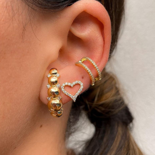 Brinco coração em ouro 18K cravejado de cristais. Um verdadeiro encanto! Semijoia perfeita para quem ama delicadeza e não abre mão da elegância para compor os acessórios e looks. Excelente escolha para quem busca uma peça única e versátil.