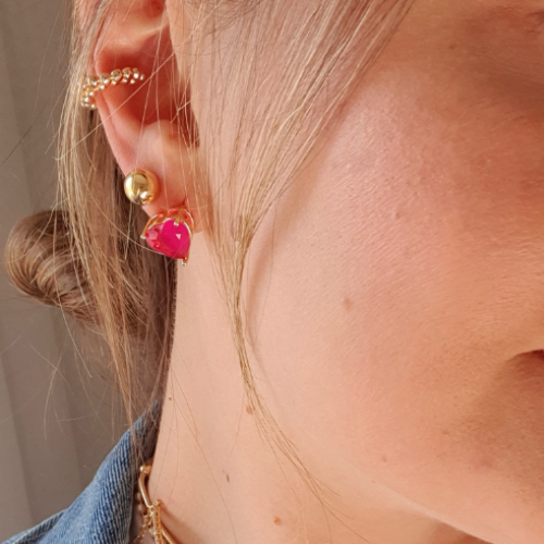 Brinco coração pedra fusion safira rosa com base em ouro 18K. Um verdadeiro encanto! Semijoia perfeita para quem ama delicadeza e não abre mão da elegância para compor os acessórios e looks. Excelente escolha para quem busca uma peça única e versátil.