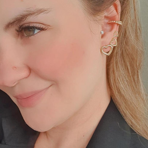 Brinco coração vazado trio. Um verdadeiro encanto! Semijoia perfeita para quem ama delicadeza e não abre mão da elegância para compor os acessórios e looks. Excelente escolha se você busca uma peça única e versátil.