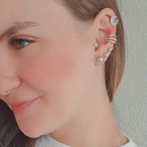 Trio de brinco de bolinha prateada. Um verdadeiro encanto! Semijoia perfeita para quem não abre mão da delicadeza e elegância para compor os acessórios e looks. Excelente escolha para quem busca uma peça única e versátil.