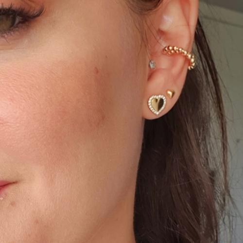 Brinco mini corações cravejados em cristal com banho em ouro 18K. Um verdadeiro encanto! Semijoia perfeita para quem ama delicadeza e não abre mão da elegância para compor os acessórios e looks. Excelente escolha para quem busca uma peça única e versátil.