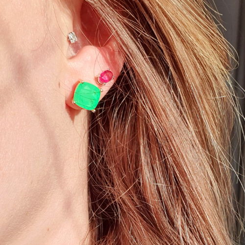 Brinco quadrado de pedra fusion quartzo verde com base em ouro 18K. Um verdadeiro encanto! Semijoia perfeita para quem ama delicadeza e não abre mão da elegância para compor os acessórios e looks. Excelente escolha para quem busca uma peça única e versátil.