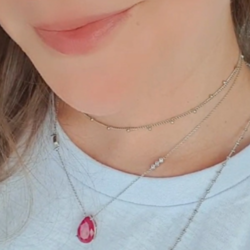 Choker de bolinhas com banho de ródio branco. Um verdadeiro encanto! Semijoia perfeita para quem ama delicadeza e não abre mão da elegância para compor os acessórios e looks. Conta com um extensor de 7 cm em sua corrente para garantir o ajuste perfeito para qualquer ocasião. Excelente escolha para quem busca uma peça única e ao mesmo tempo super versátil.