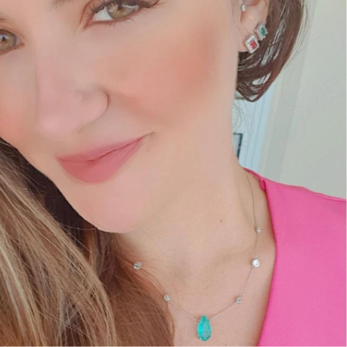 Colar gota fusion turmalina verde e pontos de luz em cristais com veneziana em Ródio Branco. Um verdadeiro encanto! Semijoia perfeita para quem ama delicadeza e não abre mão da elegância para compor os acessórios e looks. Conta com 19 cm de cada lado (a partir da pedra até o fecho) e um extensor de 7 cm em sua corrente para garantir o ajuste perfeito para qualquer ocasião. Excelente escolha para quem busca uma peça única e ao mesmo tempo super versátil.