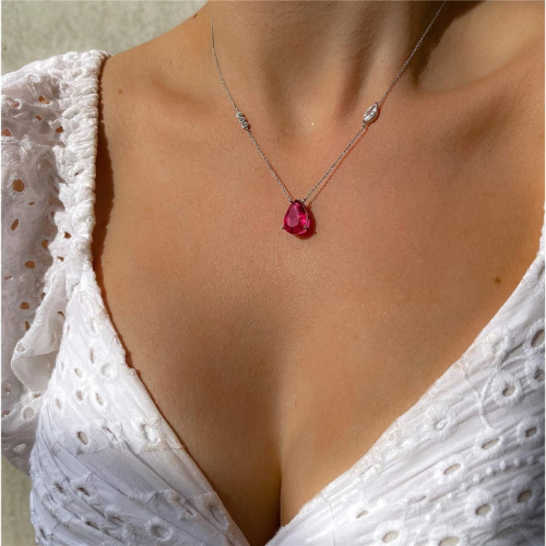 Colar gota fusion rubi com cristais. Um verdadeiro encanto! Semijoia perfeita para quem ama delicadeza e não abre mão da elegância para compor os acessórios e looks. Conta com um extensor de 7 cm em sua corrente para garantir o ajuste perfeito para qualquer ocasião. Excelente escolha para quem busca uma peça única e versátil.