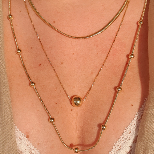 Colar de bolinhas com corrente no modelo rabo de rato. Um verdadeiro encanto! Semijoia perfeita para quem ama delicadeza e não abre mão da elegância para compor os acessórios e looks. Excelente escolha se você busca uma peça única, elegante e versátil.