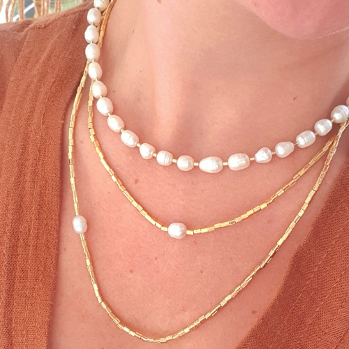 Colar canutilhos fosco em banho de ouro 18k e pérola. Um verdadeiro encanto! Semijoia perfeita para quem ama delicadeza e não abre mão da elegância para compor os acessórios e looks. Conta com um extensor de 7 cm em sua corrente para garantir o ajuste perfeito para qualquer ocasião. Excelente escolha para quem busca uma peça única, elegante e versátil.