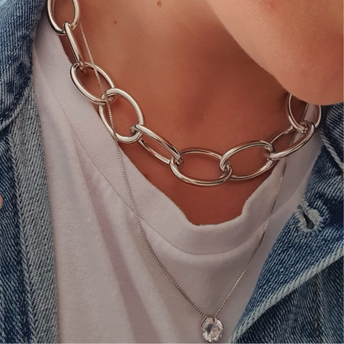 Colar maxi elos. Um verdadeiro encanto! Semijoia perfeita para quem não abre mão da personalidade e elegância para compor os acessórios e looks. Excelente escolha para quem busca uma peça única e versátil.