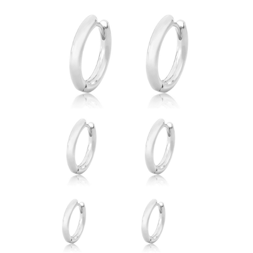 Brinco trio de argolas lisas prateadas com fechamento clique. Um verdadeiro encanto! Semijoia perfeita para quem não abre mão da personalidade e elegância para compor os acessórios e looks. Excelente escolha para quem busca uma peça única e versátil.