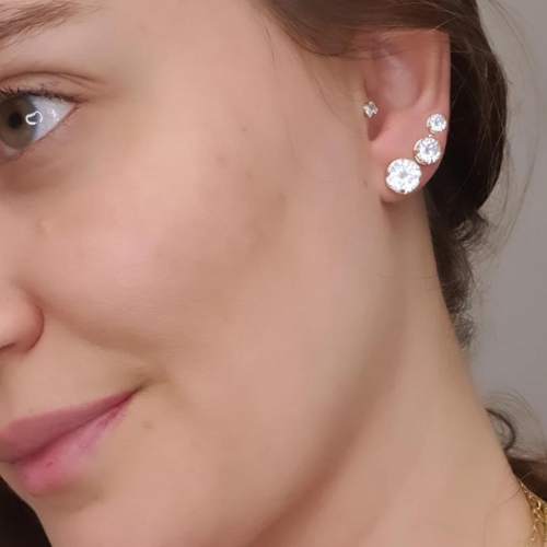 Brinco ponto de luz redondo. Um verdadeiro encanto! Semijoia perfeita para quem ama delicadeza e não abre mão da elegância para compor os acessórios e looks. Excelente escolha se você busca uma peça única e versátil.