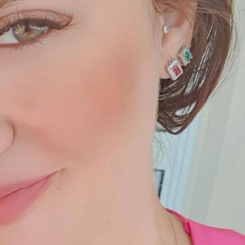 Trio de brincos mini retângulos cravejado em cristais com base em ródio. Um verdadeiro encanto! Semijoia perfeita para quem ama delicadeza e não abre mão da elegância para compor os acessórios e looks. Excelente escolha para quem busca uma peça única e versátil.