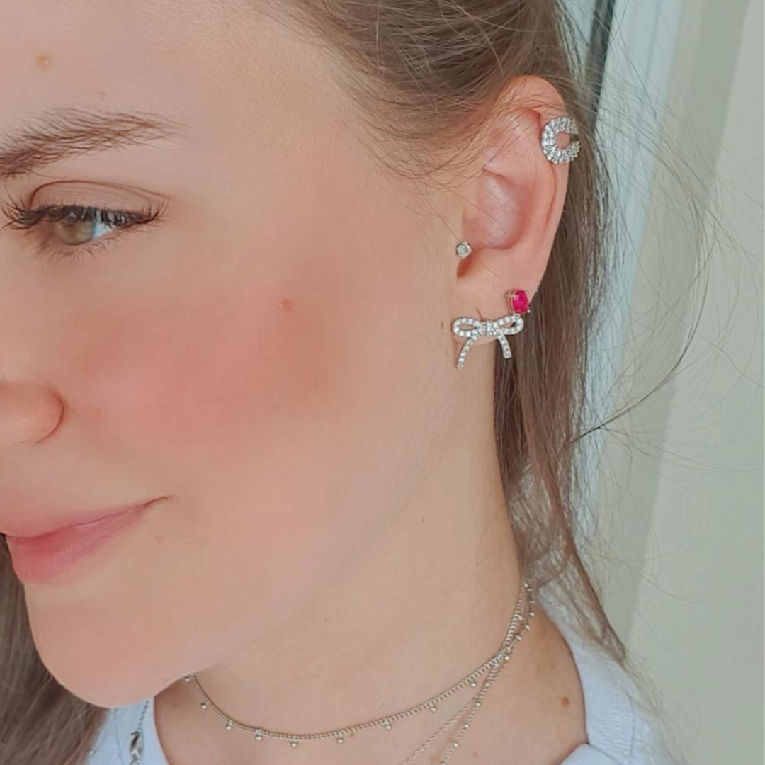 Piercing fake cravejado em cristais