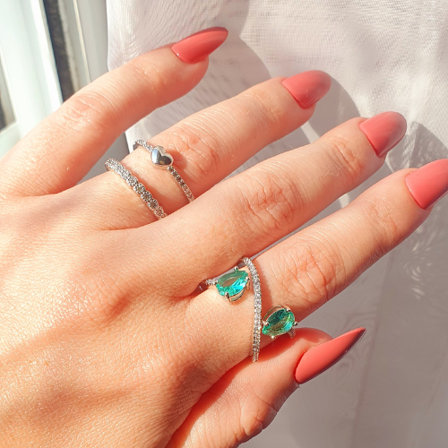 Anel aparador em ródio branco com cravação inglesa de cristais. Um verdadeiro encanto! Semijoia perfeita para quem ama delicadeza e não abre mão da elegância para compor os acessórios e looks. Excelente escolha para quem busca uma peça única e versátil. Tamanho: 15