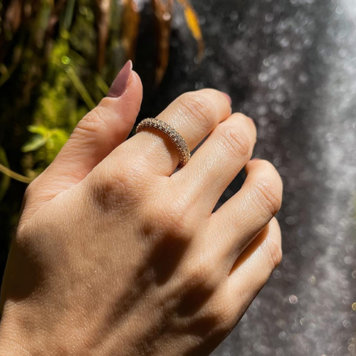 Anel dourado em banho Ouro18K com cravação dupla em zircônias. Um verdadeiro encanto!  Semijoia perfeita para quem ama delicadeza e não abre mão da elegância para compor os acessórios e looks. Excelente escolha para quem busca uma peça única e versátil. 