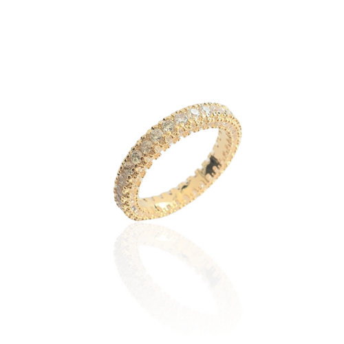 Anel dourado em banho Ouro18K com cravação dupla em zircônias. Um verdadeiro encanto!  Semijoia perfeita para quem ama delicadeza e não abre mão da elegância para compor os acessórios e looks. Excelente escolha para quem busca uma peça única e versátil. 