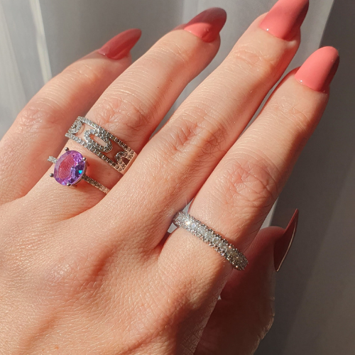 Anel aparador de aliança com cravação dupla e banho de ródio branco. Um verdadeiro encanto!  Semijoia perfeita para quem ama delicadeza e não abre mão da elegância para compor os acessórios e looks. Excelente escolha para quem busca uma peça única e versátil.  