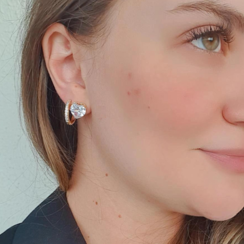 Brinco argola dourada com fileira única cravejada em cristais e fecho click. Um verdadeiro encanto! Semijoia perfeita para quem não abre mão da delicadeza e elegância para compor os acessórios e looks. Excelente escolha para quem busca uma peça única e versátil.