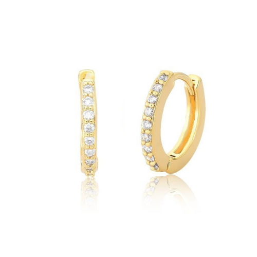 Brinco de argola dourada com fileira única cravejada em cristais e fecho click. Um verdadeiro encanto!  Semijoia perfeita para quem não abre mão da delicadeza e elegância para compor os acessórios e looks. Excelente escolha para quem busca uma peça única e versátil. 