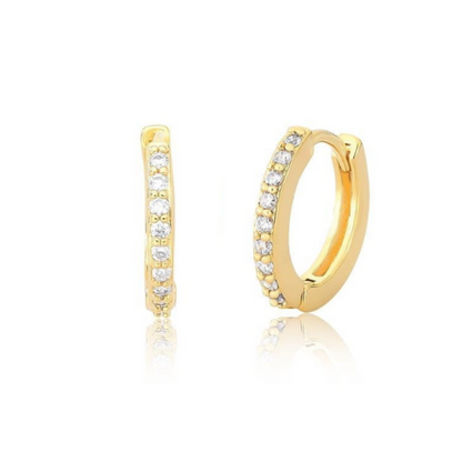 Brinco de argola dourada com fileira única cravejada em cristais e fecho click. Um verdadeiro encanto!  Semijoia perfeita para quem não abre mão da delicadeza e elegância para compor os acessórios e looks. Excelente escolha para quem busca uma peça única e versátil. 