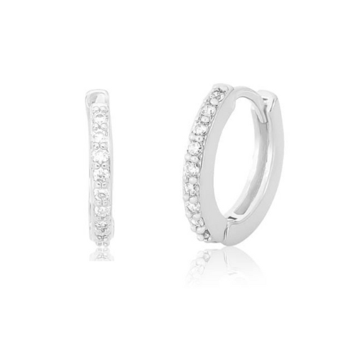 Brinco argola prateada com fileira única cravejada em cristais e fecho click. Um verdadeiro encanto! Semijoia perfeita para quem não abre mão da delicadeza e elegância para compor os acessórios e looks. Excelente escolha para quem busca uma peça única e versátil.
