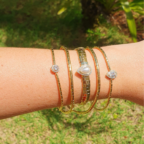 Bracelete canutilhos em ouro 18K com gota pérola cravejada de cristais. Um verdadeiro encanto!  Semijoia perfeita para quem ama delicadeza e não abre mão da elegância para compor os acessórios e looks. Excelente escolha para quem busca uma peça única e ao mesmo tempo super versátil.