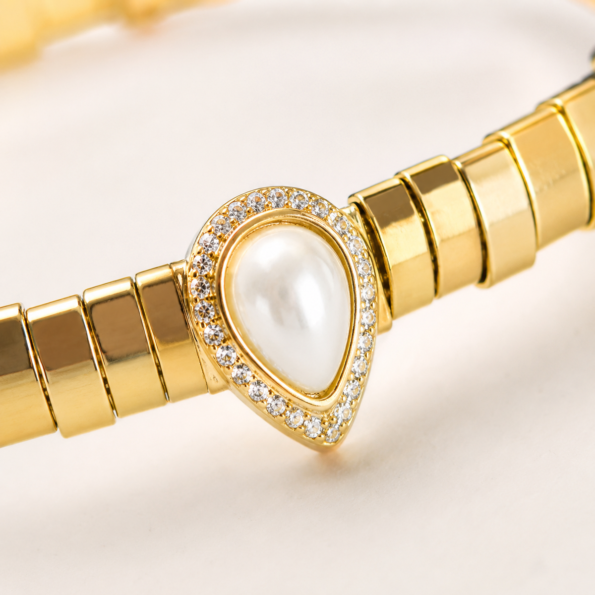 Bracelete dourado de canutilhos e gota pérola