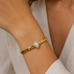Bracelete dourado de canutilhos e gota pérola
