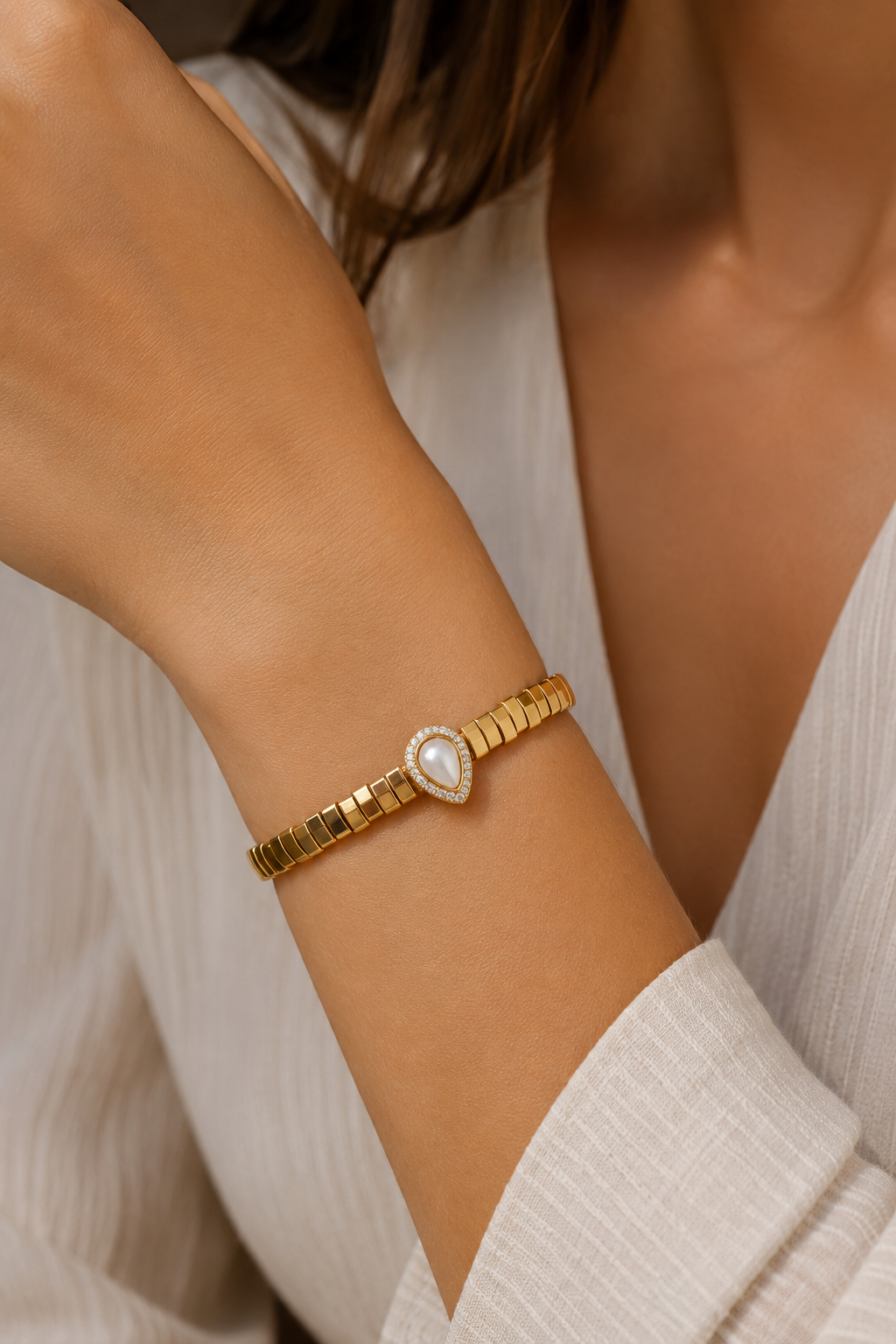 Bracelete dourado de canutilhos e gota pérola
