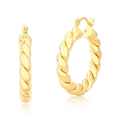 Brinco argola dourada torcida. Um verdadeiro encanto!  Semijoia perfeita para quem não abre mão da personalidade e elegância para compor os acessórios e looks. Excelente escolha para quem busca uma peça única e versátil. 