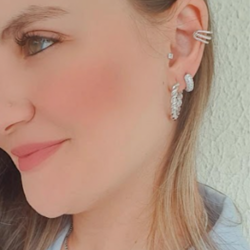 Brinco argola prateada torcida. Um verdadeiro encanto! Semijoia perfeita para quem não abre mão da personalidade e elegância para compor os acessórios e looks. Excelente escolha para quem busca uma peça única e versátil.