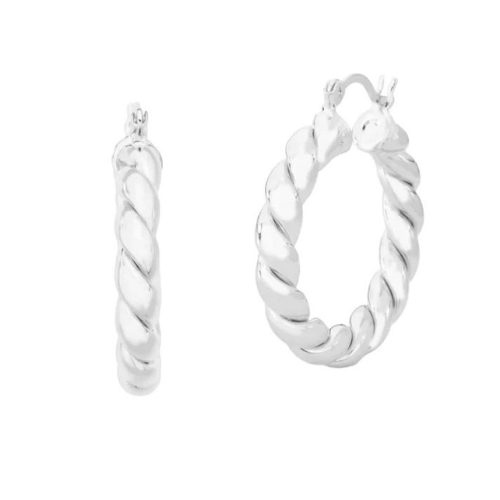 Brinco argola prateada torcida. Um verdadeiro encanto! Semijoia perfeita para quem não abre mão da personalidade e elegância para compor os acessórios e looks. Excelente escolha para quem busca uma peça única e versátil.