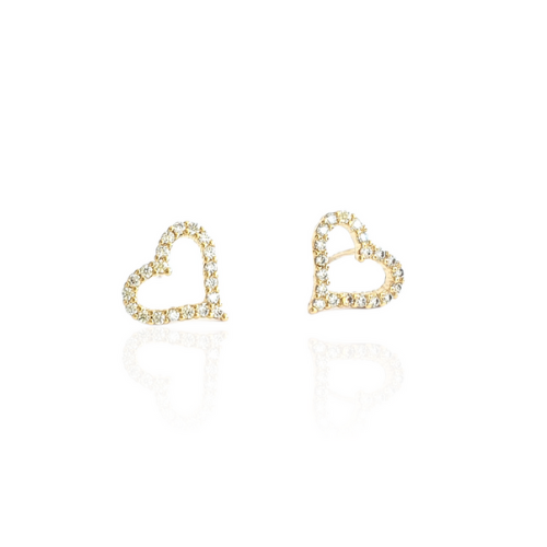 Brinco coração em ouro 18K cravejado de cristais. Um verdadeiro encanto!  Semijoia perfeita para quem ama delicadeza e não abre mão da elegância para compor os acessórios e looks. Excelente escolha para quem busca uma peça única e versátil. 