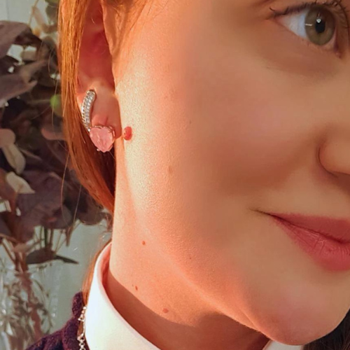 Brinco coração pedra fusion light pink com base em ródio branco. Um verdadeiro encanto!  Semijoia perfeita para quem ama delicadeza e não abre mão da elegância para compor os acessórios e looks. Excelente escolha para quem busca uma peça única e versátil. 