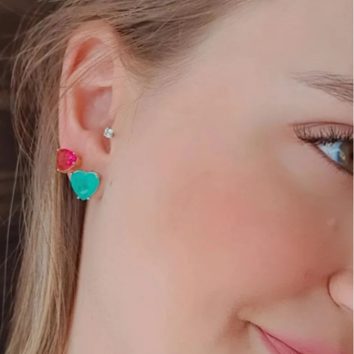 Brinco coração fusion turmalina verde com base em ródio branco. Um verdadeiro encanto!  Semijoia perfeita para quem ama delicadeza e não abre mão da elegância para compor os acessórios e looks. Excelente escolha para quem busca uma peça única e versátil. 