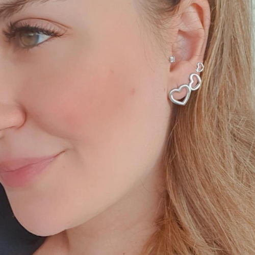 Brinco coração vazado trio. Um verdadeiro encanto!   Semijoia perfeita para quem ama delicadeza e não abre mão da elegância para compor os acessórios e looks. Excelente escolha se você busca uma peça única e versátil. 