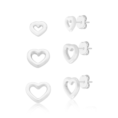 Brinco coração vazado trio. Um verdadeiro encanto!   Semijoia perfeita para quem ama delicadeza e não abre mão da elegância para compor os acessórios e looks. Excelente escolha se você busca uma peça única e versátil. 