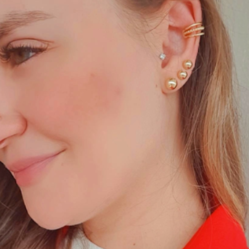 Trio de brinco de bolinha dourada. Um verdadeiro encanto! Semijoia perfeita para quem não abre mão da delicadeza e elegância para compor os acessórios e looks. Excelente escolha para quem busca uma peça única e versátil.