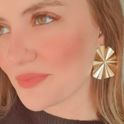 Brinco ondulado dourado em formato de folha. Um verdadeiro encanto! Semijoia perfeita para quem ama delicadeza e não abre mão da elegância para compor os acessórios e looks. Excelente escolha para quem busca uma peça única e versátil.