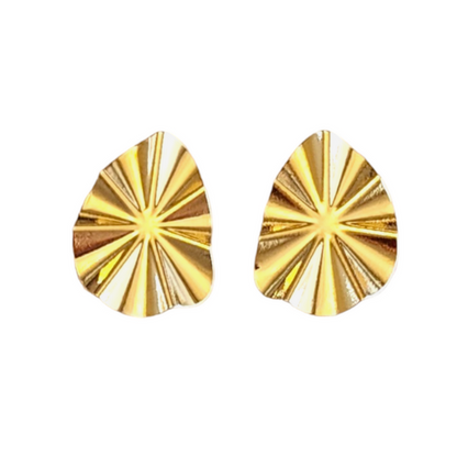 Brinco ondulado dourado em formato de folha. Um verdadeiro encanto! Semijoia perfeita para quem ama delicadeza e não abre mão da elegância para compor os acessórios e looks. Excelente escolha para quem busca uma peça única e versátil.