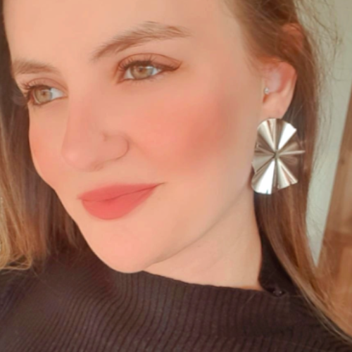 Brinco ondulado prateado em formato de folha. Um verdadeiro encanto! Semijoia perfeita para quem ama delicadeza e não abre mão da elegância para compor os acessórios e looks. Excelente escolha para quem busca uma peça única e versátil.