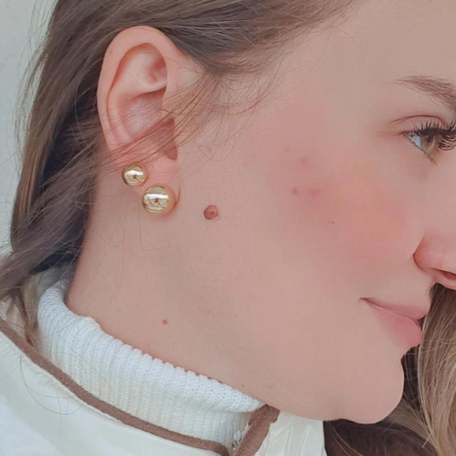 Brinco meia esfera lisa dourado. Um verdadeiro encanto! Semijoia perfeita para quem não abre mão da personalidade e elegância para compor os acessórios e looks. Excelente escolha para quem busca uma peça única e versátil.