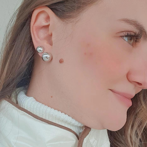 Brinco meia esfera lisa prateada. Um verdadeiro encanto!  Semijoia perfeita para quem não abre mão da personalidade e elegância para compor os acessórios e looks. Excelente escolha para quem busca uma peça única e versátil. 
