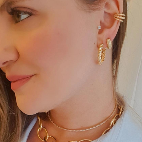 Brinco mini argola cravejada de cristais. Um verdadeiro encanto!  Semijoia perfeita para quem ama delicadeza e não abre mão da elegância para compor os acessórios e looks. Excelente escolha para quem busca uma peça única e versátil.