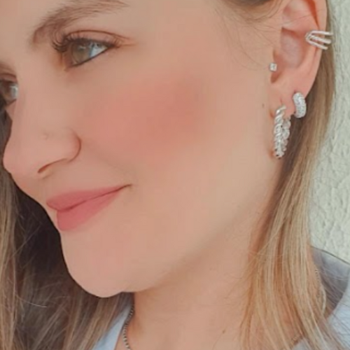 Brinco mini argola cravejada de cristais. Um verdadeiro encanto!  Semijoia perfeita para quem ama delicadeza e não abre mão da elegância para compor os acessórios e looks. Excelente escolha para quem busca uma peça única e versátil.