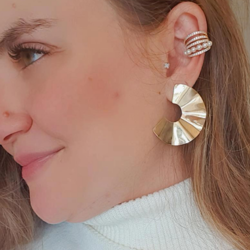 Brinco ondulado dourado em formato de leque. Um verdadeiro encanto! Semijoia perfeita para quem não abre mão da personalidade e elegância para compor os acessórios e looks. Excelente escolha para quem busca uma peça única e versátil