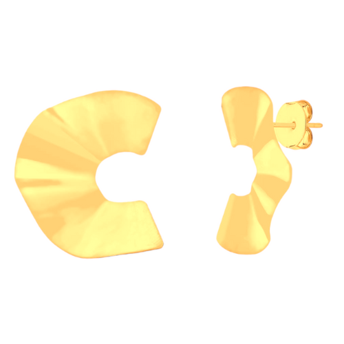 Brinco ondulado dourado em formato de leque. Um verdadeiro encanto!  Semijoia perfeita para quem não abre mão da personalidade e elegância para compor os acessórios e looks. Excelente escolha para quem busca uma peça única e versátil