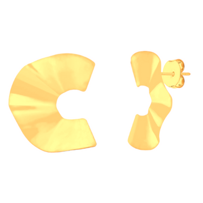 Brinco ondulado dourado em formato de leque. Um verdadeiro encanto!  Semijoia perfeita para quem não abre mão da personalidade e elegância para compor os acessórios e looks. Excelente escolha para quem busca uma peça única e versátil