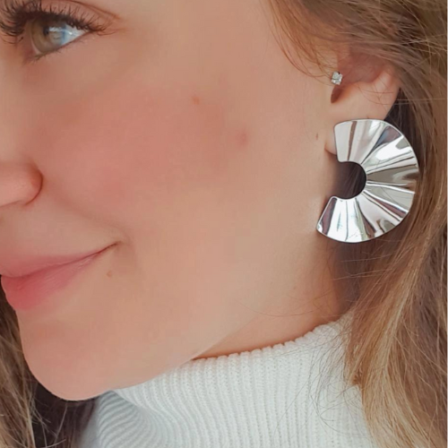 Brinco ondulado prata em formato de leque. Um verdadeiro encanto! Semijoia perfeita para quem não abre mão da personalidade e elegância para compor os acessórios e looks. Excelente escolha para quem busca uma peça única e versátil